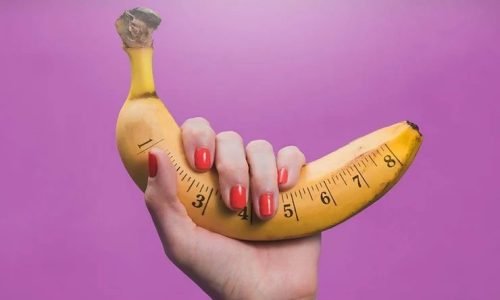 تكلفة حقن الفيلر للعضو الذكري من المواضيع التي تختلف من طبيب لآخر وذلك حسب نوع المادة المستعملة وكمية الحقن بالإضافة إلى الهدف المراد الوصول إليه. حيث انتشر في الأعوام الأخيرة حقن الفيلر في القضيب وأثبت فعاليته في حل العديد من المشكلات التي لطالما أثرت على حياة الرجال مثل سرعة القذف وحجم العضو الذكري. نتعرف اليوم على سعر حقن الفيلر في القضيب وأهم الميزات والسلبيات التي يتمتع بها الفيلر مع بعض الأجوبة الشائعة عن العملية. الدكتور يمان التل؛ طبيب مسالك بولية وطب جنسي في عمان الأردن. يمكنك زيارتنا في مستشفى العبدلي أو التوصل على الرقم التالي: 00962790345019 محتوى المقالة 1-ما هو الفيلر وأنواعه؟ 2- خطوات حقن الفيلر لزيادة حجم العضو الذكري 3-ما هي إيجابيات وميزات حقن الفيلر للقضيب؟ 4-ما هي سلبيات ومخاطر حقن الفيلر للعضو الذكري ؟ 5- ماهي تكلفة حقن الفيلر للعضو الذكري ؟ 6-ما هي النتائج المتوقعة عند حقن الفيلر للعضو الذكري ؟ 7- من هم المرشحون لعملية حقن الفيلر في القضيب؟ 8-من لا يعتبر مرشحاً جيداً لتكبير القضيب؟ 9-أنواع أخرى للحقن في العضو الذكري 10-الاستفسارات الشائعة ماهو الفيلر وأنواعه؟ الفيلر هو علاج تجميلي لأعضاء الجسم بدون اللجوء لأي تدخل جراحي، حيث يسهم في التخلص من العيوب التي قد تحدث للجلد، وله أيضاً دور كبير باستعادة امتلاء الوجه أو مناطق الجسم المتجعدة والوصول لبشرة أكثر حيوية وخالية من التجاعيد والعيوب. يستعمل الفيلر بمناطق عديدة حيث هنالك فيلر الفم وفيلر المناطق الحساسة بالإضافة إلى دوره أيضاً في علاج الهالات السوداء تحت العين والوصول لبشرة مشرقة. حقنة الفيلر تتكون من المواد الكيمائية أو مواد طبيعية كمادة الكولاجين وحمض الهيالورونيك والسيلكون، وقد تكون أشكالها عديدة، قد تكون شبه سائلة أو شحمية أو جيلاتينية، وآمنة عند استعمالها لا تؤثر على جلد الإنسان. تخنتلف تكلفة حقن الفيلر للعضو الذكري بحسب كمية الفيلر المستعملة وجودته لكنه يبقى من الخيارات الآمنة التي تؤدي دورها التجميلي من دون أي آثار سلبية. أنواع الفيلر الفيلر المستخدم في الحقن يمتلك أنواع عديدة، تشمل: حمض الهيالورونيك. الكولاجين البقري، ويحتاج هذا النوع لعمل اختبار حساسية قبل أن يتم حقنه بحوالي 4 أسابيع. الخلايا الدهنية، تستخرج هذه الخلايا من جسم الإنسان (دهونه الذاتية). بوليمر، يصنع من الأنسان وهو قابل للتحلل. الحقن بمادة كالسيوم هيدروكسيل الأباتيت. أيضاً هنالك خرز البلاستيك المجهري والكولاجين البقري، حيث يتم تصنيعه من بولي ميتاكريليت الميثيل، و من البولي ميثيل ميثا أكريلات، حيث يزول الكولاجين مع مرور الوقت، لكن الخرز البلاستيك يبقى تحت الجلد لفترة طويلة. خطوات حقن الفيلر لزيادة حجم العضو الذكري يتم القيام بهذه العملية من قبل الطبيب عبر تطبيق العديد من الخطوات المتسلسلة التي تتضمن: 1) حقن مادة دوائية معينة تسبب انتصاب القضيب مما يسهل من عملية حقن الفيلر. 2) حقن حمض الهيالورونيك في الطبقة السطحية من أدمة القضيب، ووضع الفيلر حول عمود القضيب أو في الرأس أو في الحشفة ، وذلك بحسب الحالة المعالجة والفوائد المرجوة من حقن الفيلر. 3) بعد الانتهاء من الحقن يتم لف القضيب بضمادة قابلة للتمدد وتركها حتى 12 ساعة. ما هي إيجابيات وميزات حقن الفيلر للعضو الذكري؟ قد يشعر بعض المرضى أن تكلفة حقن الفيلر للعضو الذكري غالية قليلاً، ولكن عند معرفة المميزات والإيجابيات التي يتمتع بها المريض بعد العملية، فيمكن تفهم ذلك حيث تشمل فوائد الفيلر: إجراء سريع وطفيف يمكن إجراؤه في عيادة الطبيب، وويستفيد المريض من النتائج بشكل فوري دون الانتظار. نسبة فشل الحقن والعملية تكاد تكون معدومة. لا يخلف وراءه أي ندوم او آثار جراحية للعملية. يستمر تأثيره لحوالي الـ 18 شهر أو لأكثر في بعض الحالات. يعالج أيضاً حالات سرعة القذف، وضعف الانتصاب وزيادة الحجم أي أنه يمتلك استخدامات متعددة. تزداد ثقة الزوج بنفسه ويساعد في تحقيق العلاقة الجنسية المثالية والحفاظ على العلاقة بعد الفيلر. ما هي سلبيات ومخاطر حقن الفيلر للعضو الذكري ؟ بعد أن تعرفنا على تكلفة حقن الفيلر للعضو الذكري يجب التنويه إلى أنها تعتبر إجراءً آمناً ولا يتسبب بمضاعفات خطيرة للمريض، لكن قد ينتج عنه بعض الآثار الجانبية في بعض الحالات النادرة، حيث تشمل أضرار الفيلر: إصابة المريض بالكدمات بعد حقن الفيلر، لكنها سريعة الزوال تزول بعد عدة أيام من الإجراء. أحياناً تحدث التهابات، والتي من الممكن أن تكون بسيطة وتزول بسرعة أو شديدة تسبب خراج. قد يحدث توزيع غير متناسق للفيلر وبالتالي تكتل الفيلر في العضو الذكري، وتحتاج إجراء جراحي من أجل إزالتها. إصابة المريض بورم حبيبي، ناتج عن رفض الجسم المادة المحقونة، حيث تتجمع على شكل حويصلات ويتم فتح هذه الحويصلات وتفريغها من اجل التخلص من كافة المواد المتجمعة بداخلها. للاطلاع: ما هي أضرار العادة السرية عند الشباب؟ ما هي تكلفة حقن الفيلر للعضو الذكري؟ هنالك عدة عوامل تلعب دوراً في تكلفة حقن الفيلر للعضو الذكري حيث تختلف بتأثير خبرة الطبيب وجودة المواد المستعملة التي تسمح بإطالة بقاء تأثير الفيلر لأطول فترة ممكنة وعدم التعرض لمضاعفات العملية. بالإضافة إلى أن الكمية في ابرة فيلر والهدف العلاجي المراد الوصول إليه مع الفحوصات التي قد يتم إجراءها قبل العملية ايضاً تؤثر على سعر حقن الفيلر بالقضيب، لكن بشكل عام تتراوح التكلفة ما بين (500-1500) دولار. اقرأ أيضاً: سرعة القذف أنواعها وأسبابها والتدابير العلاجية 2022 ما هي النتائج المتوقعة عند حقن الفيلر للعضو الذكري ؟ يمكن توقع نسب نجاح عالية من أبر الفيلر مع نتائج مرضية لاسيما إذا تمت تحت أيدي افضل دكتور مسالك بولية في الأردن الطبيب يمان التل. ما الذي يمكن لحقن الفيلر للعضو الذكري أن تحققه؟ يمكن بعد معرفة تكلفة حقن تالفيلر بالعضو الذكري وإجراء العملية أن تعالج مشاكل القذف السريع أو حجم العضو الصغير أو حتى التشوهات الخلقية الموجودة وبالتالي تحسين وضع العلاقة الزوجية والرضا الجنسي لكلا الطرفين. ما الذي لا يمكن لحقن الفيلر للقضيب أن يحققه؟ حسناً بالطبع لا تستطيع اعتبار هذا العلاج علاجاً يدوم للابد حيث أنه يدوم فقط حوالي الـ 18 شهر ولا يعالج انحناء العضو الذكري أو حالات تقوسه. من هم المرشحون لعملية حقن الفيلر في القضيب؟ يتم حقن الفيلر لزيادة حجم العضو الذكري لعدد محدد من المرضى الذين تنطبق عليهم مجموعة من الشروط التي تتضمن: أن يكون محيط العضو الذكري لدى المريض أقل من المتوسط. أن يعاني من سرعة قذف بصورة متكررة مما يؤثر على حياته الجنسية. أن يكون المريض غير مصاب بأي التهابات أو مرض بيروني نشط أو أي عدوى نشطة مكان الحقن. ألا يعاني من أية مراض المزمنة ومناعية واضطرابات نفسية. وجود تشوهات في العضو الذكري مؤثرة على الحياة الزوجية. القدرة على تحمل تكاليف العملية المادية. اقرأ المزيد: كيف تساعدك دعامة القضيب عند ضعف الانتصاب؟ من لا يعتبر مرشحاً جيداً لتكبير القضيب؟ قبل أن تبحث عن تكلفة حقن الفيلر للعضو الذكري يجب معرفة أن إجراء العملية في طب المسالك البولية غير مسموح لجميع المرضى، حيث لا يستطيع بعض المرضى الخضوع لها ومنهم: أشخاص مصابين بأمراض مناعية ذاتية. مصابين بداء سكري غير مسيطر عليه. قضيب غير مختون مرضى الاضطرابات النفسية بعض الحالات صحية خطيرة (كالأمراض المعدية الشديدة، وأيضاً أمراض الأوعية الدموية أو اللمفاوية) المعاناة من عدوى نشطة قابلة للانتقال عن طريق الاتصال الجنسي المرضى المصابين بداء بيروني النشط مرضى مع تضيق بالقلفة. وجود حساسية لمواد الفلر تعرف على: معايير فعالة لاختيار أفضل طبيب للمسالك بولية 2022 تكلفة حقن الفيلر للعضو الذكري تختلف بحسب كمية الحقن وتكلفة العلاج افضل دكتور مسالك بولية وذكورة الدكتور يمان التل أنواع أخرى للحقن في العضو الذكري يتم حقن مواد أخرى غير الفيلر في العضو الذكري وتنقسم إلى الحقن الموضعي وحقن البلازما. يتم الحقن الموضعي باستخدام البالافيرين والبروستاجلاندين وهو من الطرق غير المحببة لدى الأطباء لأن درجة الانتصاب تستمر لفترة طويلة بعد الحقن ويترافق مع آلام شديدة. أما النوع الآخر من أنواع الحقن فهو البلازما؛ الذي يعد خياراً ناجحاً وفعالاً بسبب غنى البلازما بالصفائح الدموية وهرمونات النمو مما يساعد على تجديد الأنسجة. يتم استخلاص البلازما من جسم الإنسان ويتم العمل عليها حتى تصل إلى تركيز معين ومن ثم يتم حقنها في النسيج الكهفي في القضيب. تساعد البلازما على تجديد الأنسجة بسرعة أكبر من سرعة الجسم الطبيعية الذي يستغرق عادةً 6 أشهر حتى السنة. أما بوجود البلازما فيتم تجديد الأنسجة خلال أسبوع تقريباً عندما يتم الحقن بشكل صحيح ودقيق من قبل الطبيب. الاستفسارات الشائعة تطرح العديد من الأسئلة على افضل دكتور مسالك بولية وذكورة حول تكلفة حقن الفيلر للعضو الذكري، وأهمها: 1-ما هو الحجم الطبيعي للعضو الذكري؟ يتراوح طول العضو الذكري الطبيعي ما بين الـ (12-16) سم لذلك يجب عدم القلق كثيراً في حال كنت ضمن هذا المجال. 2-ما هو سمك العضو الذكري الطبيعي؟ يتراوح سمك القضيب الطبيعي ما بين (10 إلى 11.5) سم 3-ما هو سعر حقن الفيلر للعضو الذكري؟ يختلف سعر الحقن من بلد إلى الآخير لكنها تتراوح ما بين الـ (500-1500) دولار 4-متى يصبح الرجل غير قادر على الانتصاب؟ مع تقدم العمر تتراجع قدرة الرجل على الانتصاب ويزيد الأمر سوءاً الإصابة بأمراض مزمنة مثل السكري والضغط التي تسبب ضعف الانتصاب. 5-هل يوجد حقن لسرعة القذف؟ يتم أيضاً استعمال حقن فيلر المناطق الحساسة للرجال في الحشفة من أجل علاج سرعة القذف وأثبتت نتائج نجاح عالية ومرضية. لأول مرة في الاردن عيادة متخصصة في تجميل وجراحة المسالك البولية بإشراف الدكتور يمان التل استشاري جراحة المسالك البولية و التناسلية خبرة 14 عام في أعرق مستشفيات لندن